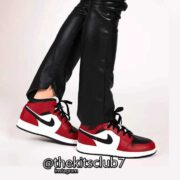 AJ1-MID-CHICAGO-BLACK-TOE-web-02