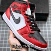 AJ1-MID-CHICAGO-BLACK-TOE-web-03