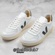 VEJA-V-10-WHITE-BLACK-web-03 VEJA-V-10-WHITE-BLACK-web-03