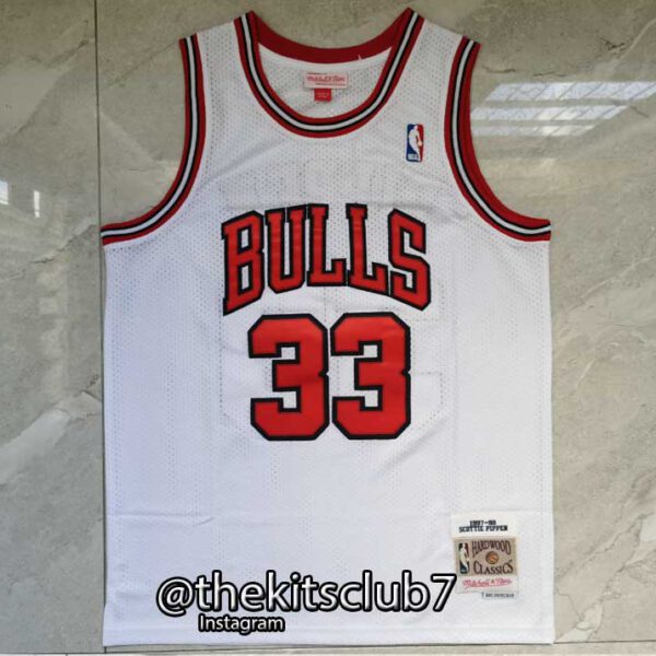 גופיית כדורסל MITCHELL&NESS BULLS WHITE PIPPEN. משלוח חינם