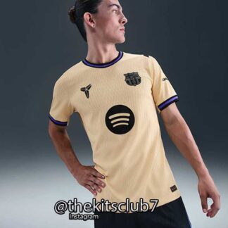 חולצת כדורגל ברצלונה חוץ קובי בריאנט לוגו. עונת 25/26. משלוח חינם